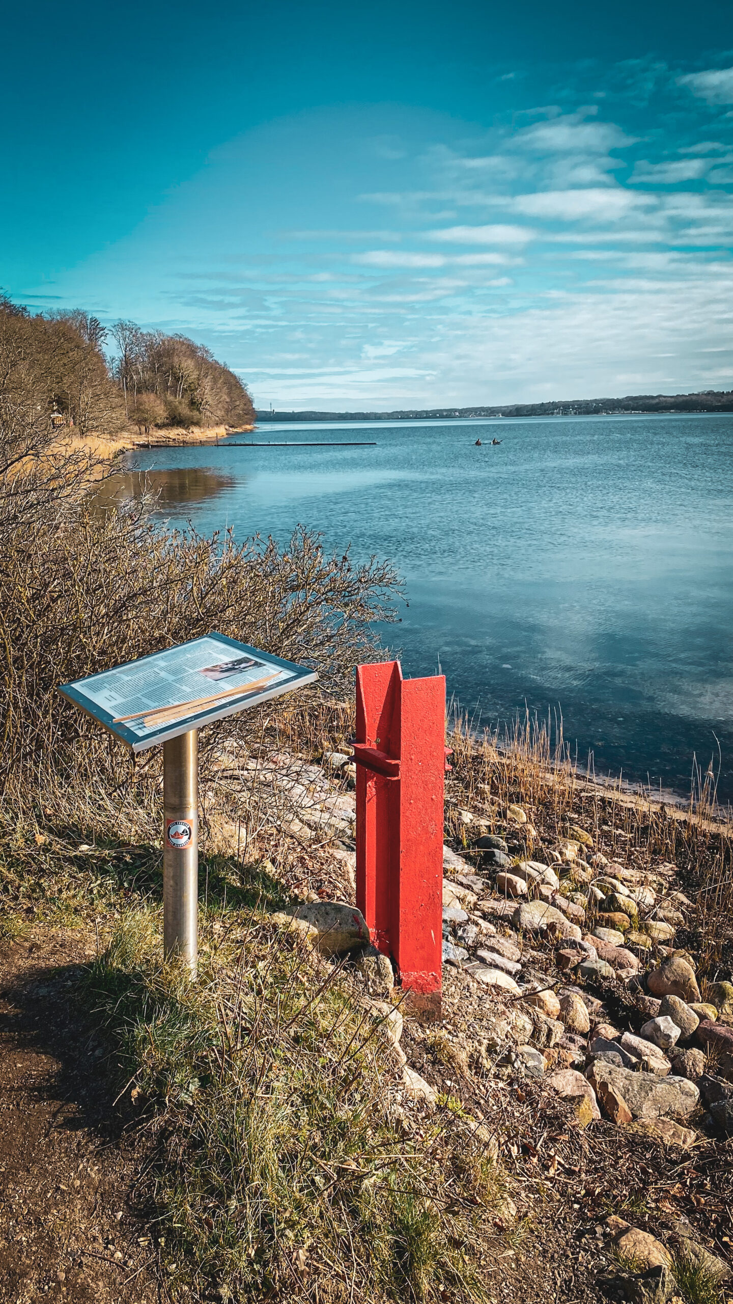 Kurz nach der Brücke weisen erste Info-Tafeln darauf hin, dass man mittlerweile in Dänemark ist. Foto: MaKiKe / Daniela Neuthor 