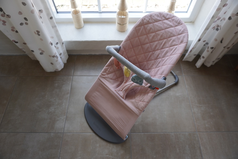 Die BabyBjörn-Wippe im Ferienhaus in Dänemark, Foto: Daniela Neuthor / makike.de