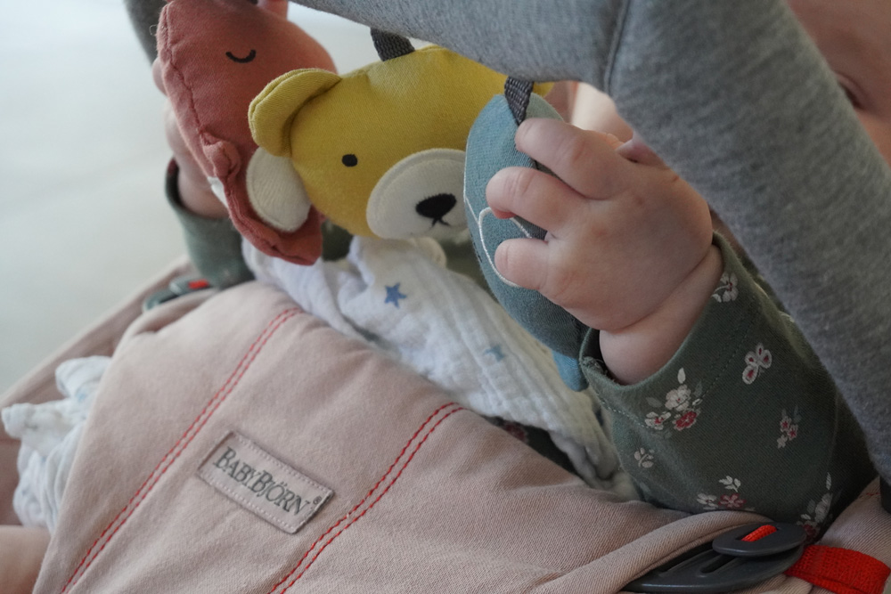 Die Kleine hat die Zeit in der BabyBjörn-Wippe sehr genossen, Foto: Daniela Neuthor / makike.de