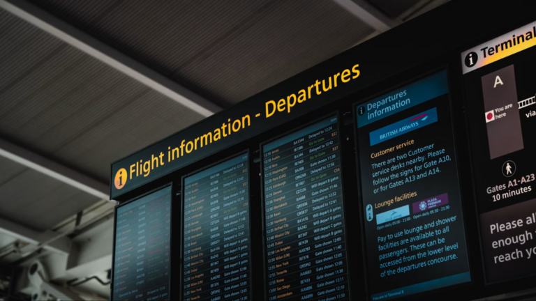 Flugplan, Foto: Winston Tjia / Unsplash